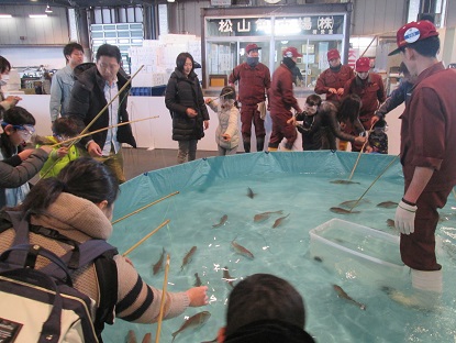 第16回 三津の朝市「旬・鮮・味まつり」~旬の魚の無料試食~ 第16回 三津の朝市「旬・鮮・味まつり」~旬の魚の無料試食~