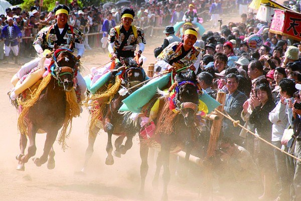 お供馬の走り込み(菊間祭り) お供馬の走り込み(菊間祭り)