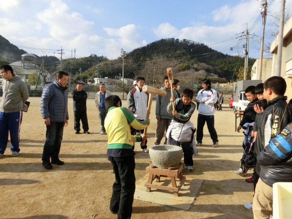 おでかけ児童館「伯方防犯もちつき大会」(今治市伯方児童館) おでかけ児童館「伯方防犯もちつき大会」(今治市伯方児童館)