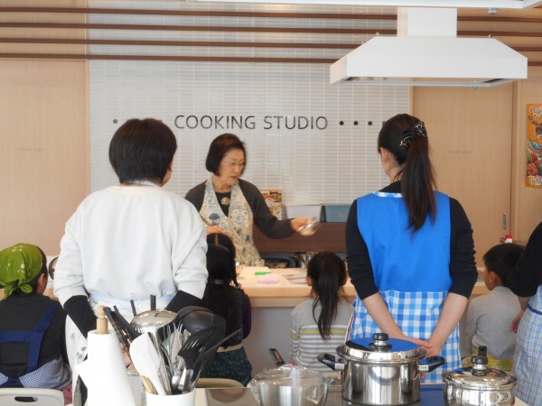 親子★8月の講師料理講座「レタスで楽しく巻き巻きランチ」inヨンデンプラザ松山 親子★8月の講師料理講座「レタスで楽しく巻き巻きランチ」inヨンデンプラザ松山