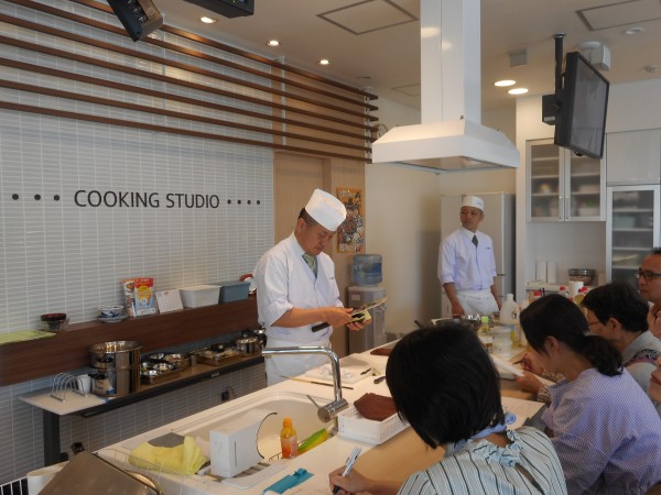 親子★8月の講師料理講座「和食で食育!~料理長と一緒に美味しい和食を作って味わいましょう~」inヨンデンプラザ松山 親子★8月の講師料理講座「和食で食育!~料理長と一緒に美味しい和食を作って味わいましょう~」inヨンデンプラザ松山