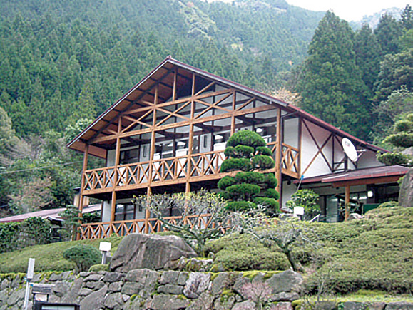 鬼北の「成川渓谷休養センター」が営業再開 鬼北の「成川渓谷休養センター」が営業再開