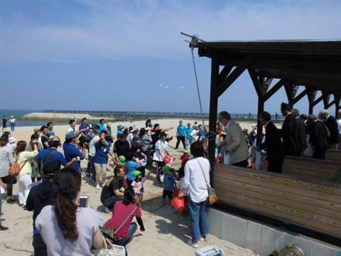 五色姫海浜公園の海開きでもちまき開催