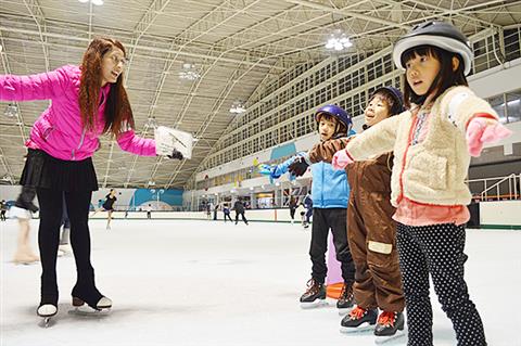 イヨテツスポーツセンターイベント「冬休みこどもスケート教室」