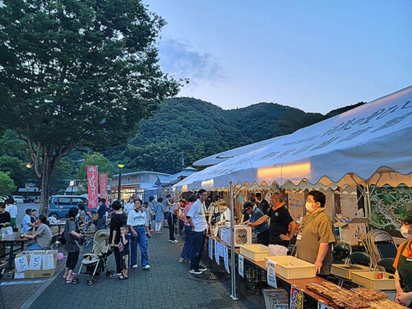 道の駅清流の里ひじかわ 夜市