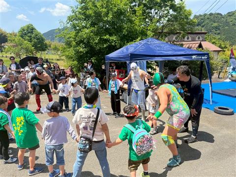 体育館内のわくわくステージでは、「愛媛プロレス」のパフォーマンスショー とべもり+(プラス)GO!GO!フェスタ