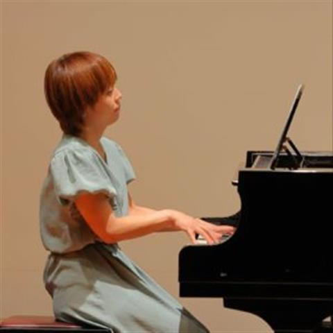 直野 朱美さん 新居浜市出身 ピアノ・エレクトーン奏者。 若者応援プロジェクト!『あかがねティーンズミュージックフェス』