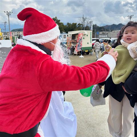 サンタがマルシェにやってくる！ ワクリエ新居浜 クリスマスわくわくマルシェ