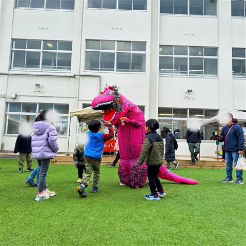 サンタがマルシェにやってくる！ ワクリエ新居浜 クリスマスわくわくマルシェ