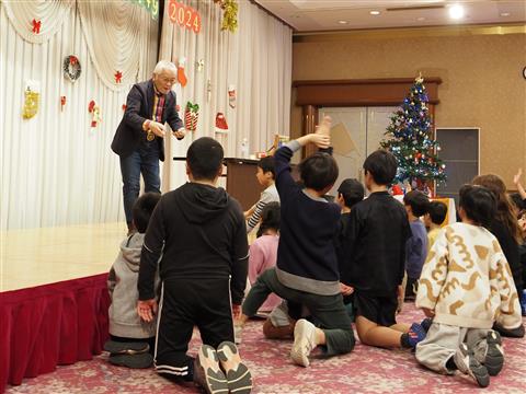 マジックショーの様子 クリスマスファミリーパーティー