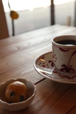 コーヒーのマーチさんはお城下マルシェ初出店。 インドのお菓子ラドゥと一緒にハートもほっこりする香りのよいコーヒーを。 お城下マルシェ